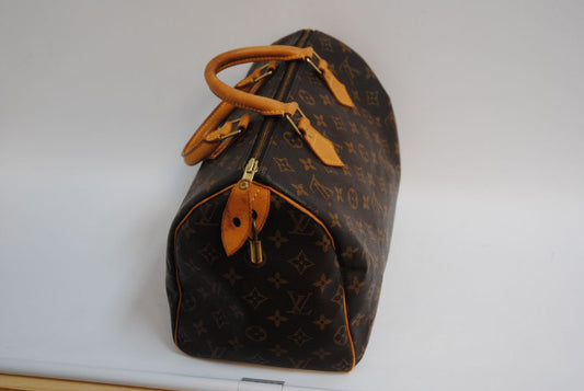 monogram Louis Vuitton SPEEDY 30, Length: 13 in (30 cm) Height: 10 in (21 cm) Depth: 6 in (17 cm)