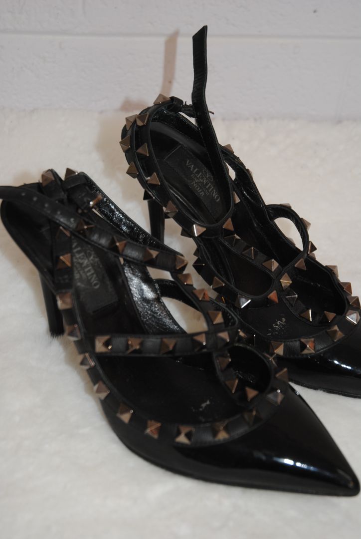 Valentino Garavani Black Rockstud Pump 34.5