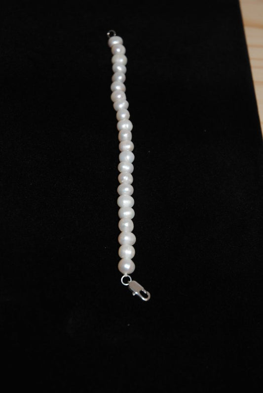 white NA pearl bracelet