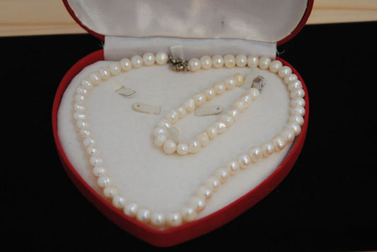 white NA boxed bracelet and necklace