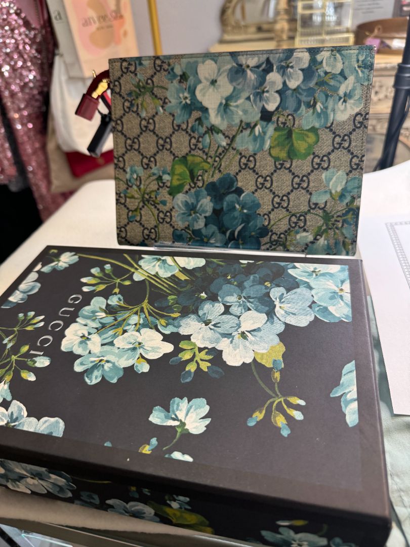 Gucci GG Supreme Monogram Blooms zip pouch in blue with floral print and logo canvas