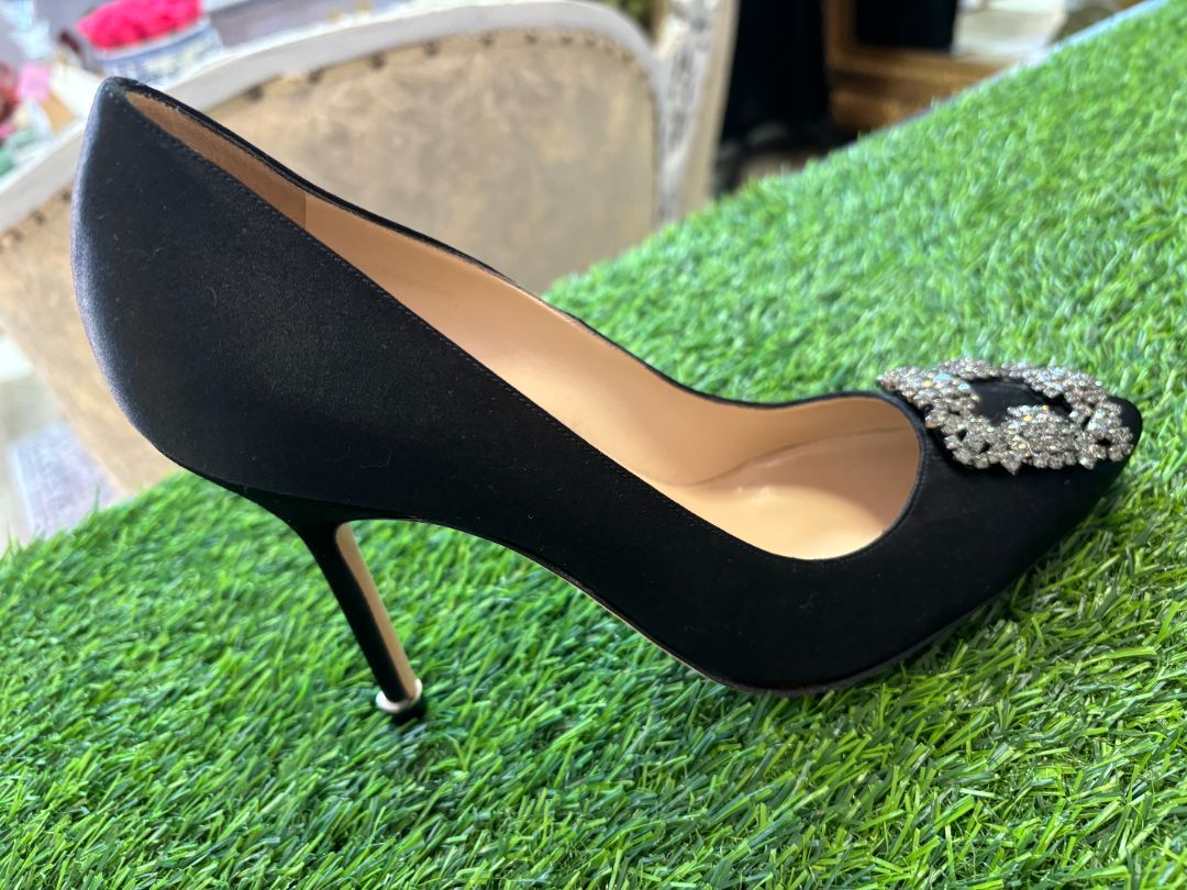 black Manolo Blahnik Hangisi satin pumps NWOT, 37