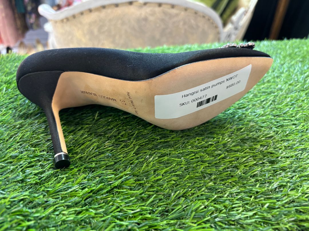 black Manolo Blahnik Hangisi satin pumps NWOT, 37