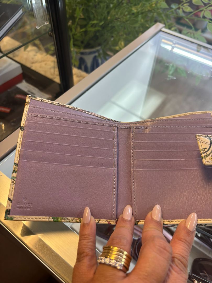white multicolor Gucci flora wallet, 12 x 5 x 1