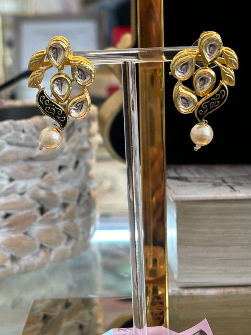 black , gold , and crystal NA crystal gold pearl earrings, 1 x 1.5