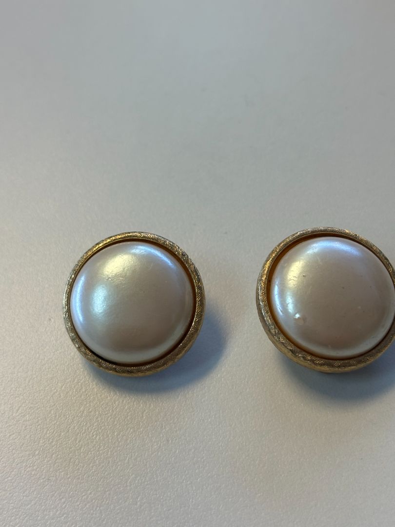 white and gold Carolee Pearl oblong earrings