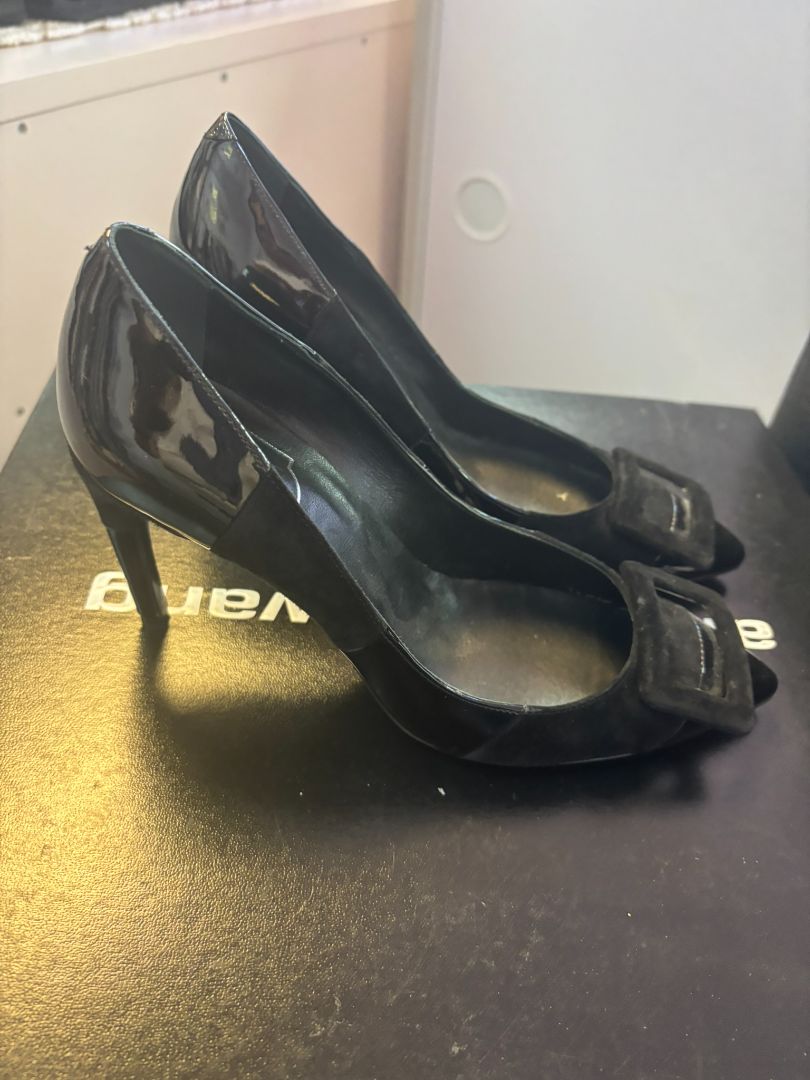 black Roger Vivier patent heels, 35.5 EU