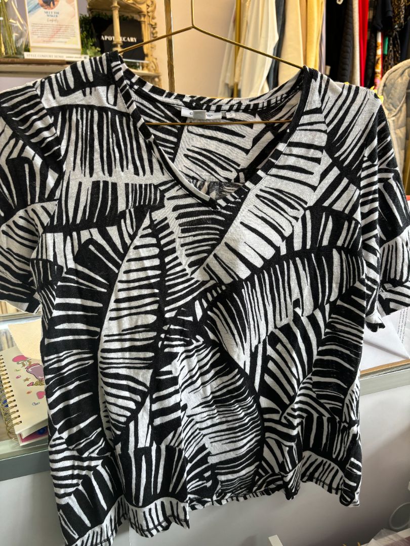 black and white Chico's v neck tee, L