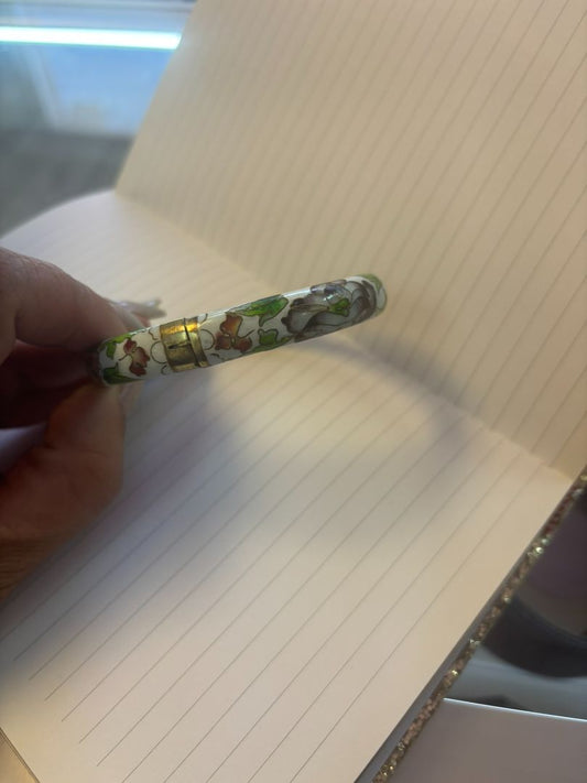 multi NA vintage, 📏 Dimensions (approx.): Inner Diameter: 2.5 inches Width: 0.3 inches Clasp Type: Hinged with gold-tone closure