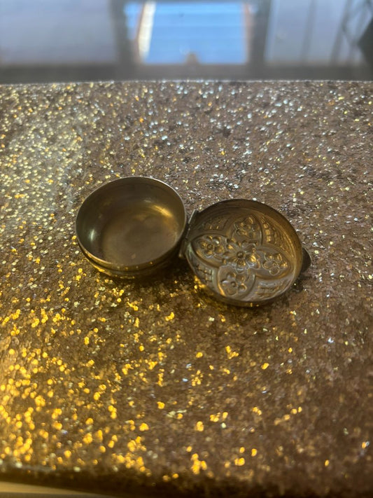 sterling silver NA pill box, 📏 Dimensions (approx.): Diameter: 1.5 inches (3.8 cm) Depth: 0.6 inches (1.5 cm) Opening: Hinged lid with secure snap closure