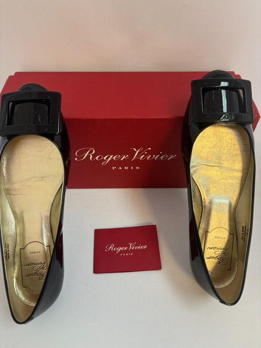 black patent Roger Vivier Patent Leather Flats, DIMENSIONS (Size EU 36.5) Heel Height: 0.5 in (approx. 12 mm) Insole Length: ~9.25 in Width: Standard Size: EU 36.5 / US 6.5