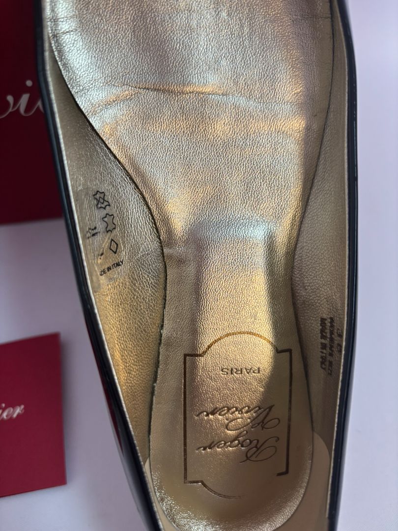 black patent Roger Vivier Patent Leather Flats, DIMENSIONS (Size EU 36.5) Heel Height: 0.5 in (approx. 12 mm) Insole Length: ~9.25 in Width: Standard Size: EU 36.5 / US 6.5