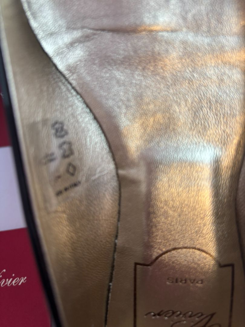 black patent Roger Vivier Patent Leather Flats, DIMENSIONS (Size EU 36.5) Heel Height: 0.5 in (approx. 12 mm) Insole Length: ~9.25 in Width: Standard Size: EU 36.5 / US 6.5