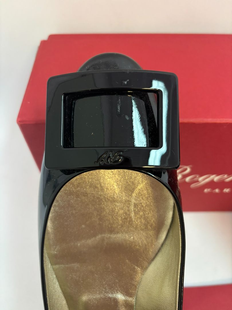 black patent Roger Vivier Patent Leather Flats, DIMENSIONS (Size EU 36.5) Heel Height: 0.5 in (approx. 12 mm) Insole Length: ~9.25 in Width: Standard Size: EU 36.5 / US 6.5