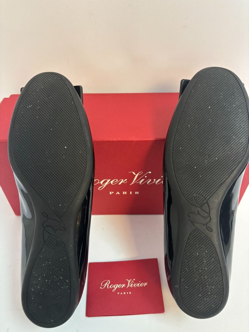 black patent Roger Vivier Patent Leather Flats, DIMENSIONS (Size EU 36.5) Heel Height: 0.5 in (approx. 12 mm) Insole Length: ~9.25 in Width: Standard Size: EU 36.5 / US 6.5