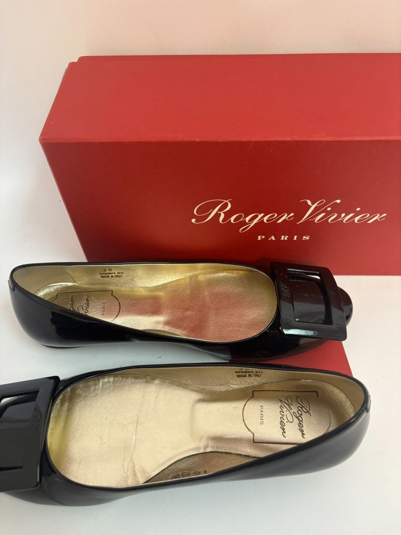 black patent Roger Vivier Patent Leather Flats, DIMENSIONS (Size EU 36.5) Heel Height: 0.5 in (approx. 12 mm) Insole Length: ~9.25 in Width: Standard Size: EU 36.5 / US 6.5
