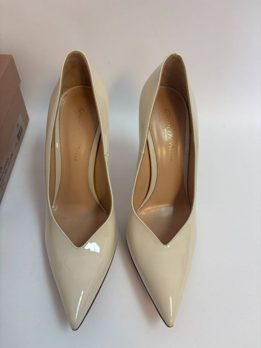 nude Gianvito Rossi Pointed Toe Pumps in Nude Patent Leather, 36 EU Heel Height: 4 in (10 cm) Insole Length: ~9.25 in Width: Standard (B) Size: 36 EU / 6 US