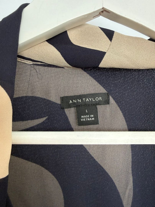Ann Taylor Navy Cream Leaf Print Sleeveless Scarf-Neck Blouse Size L
