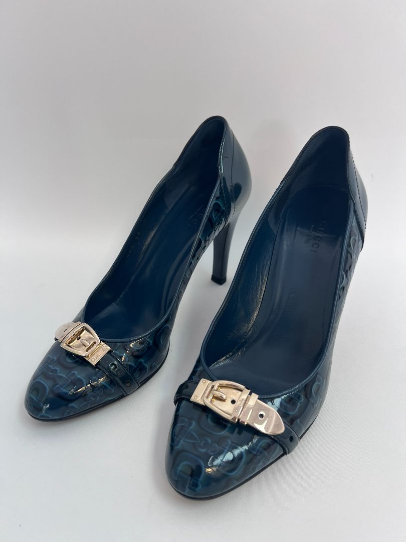 blue Gucci pumps, 38C