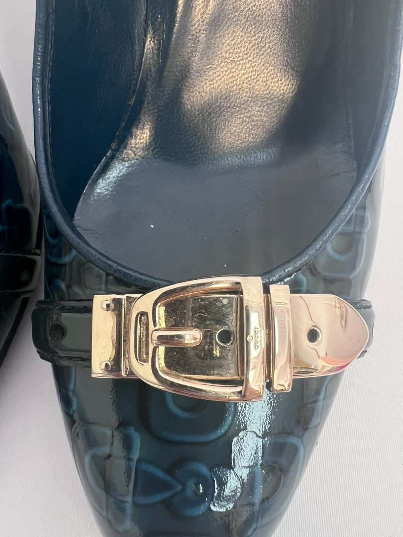 blue Gucci pumps, 38C