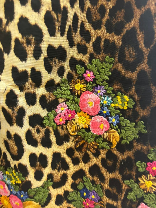 leopard Moschino leopard mini skirt, Waist: 13.5 in (flat) Hip: 18 in Length: 17 in Closure: Side button + hidden zip