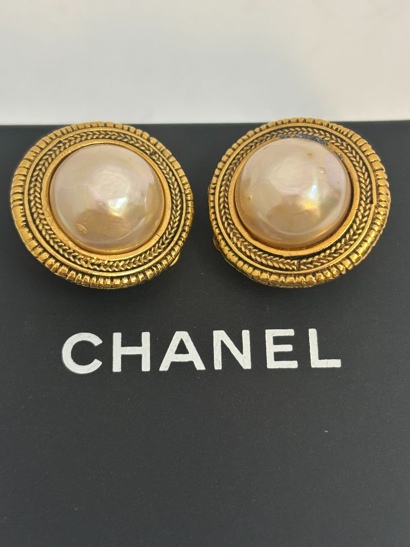 pearl Chanel faux pearl vintage, Diameter: ~0.75 in (1.9 cm) Style: Clip-on Weight: Light to moderate (typical for vintage Chanel costume jewelry)