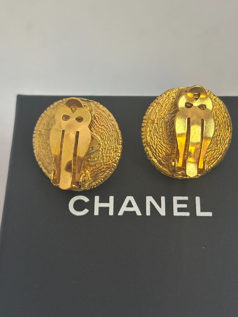 pearl Chanel faux pearl vintage, Diameter: ~0.75 in (1.9 cm) Style: Clip-on Weight: Light to moderate (typical for vintage Chanel costume jewelry)