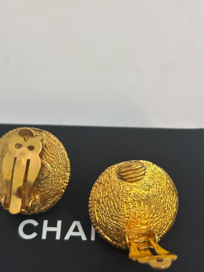 pearl Chanel faux pearl vintage, Diameter: ~0.75 in (1.9 cm) Style: Clip-on Weight: Light to moderate (typical for vintage Chanel costume jewelry)