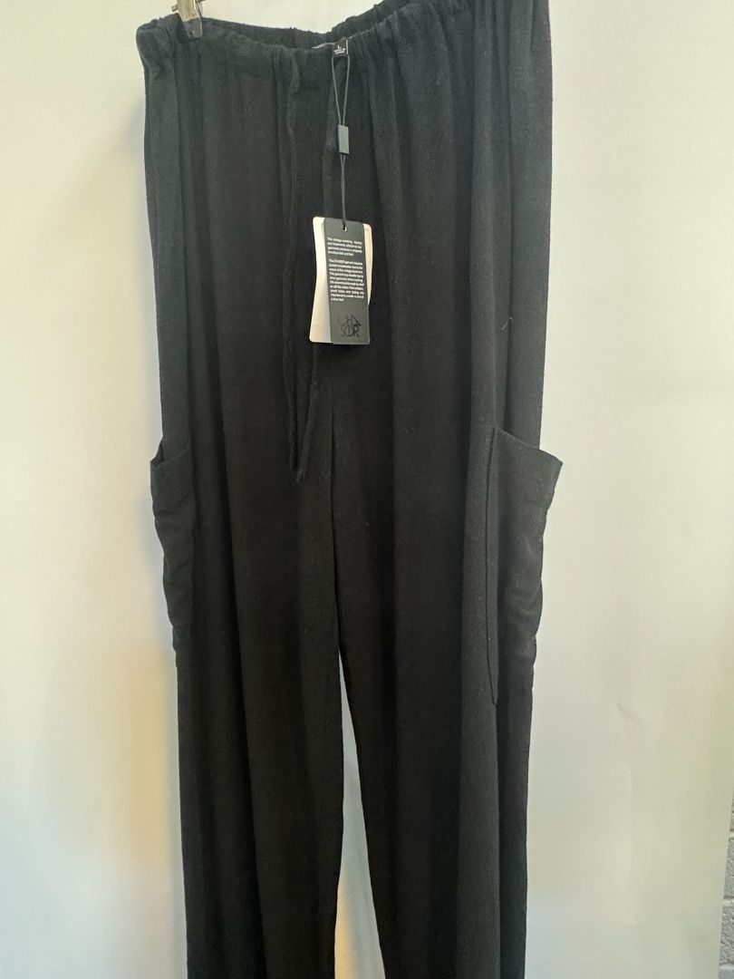 Black Chaser Lee Trouser drawstring, L Waist: 15β18 in (elastic, flat to stretch) Inseam: 29 in Rise: 12 in Total Length: 40 in