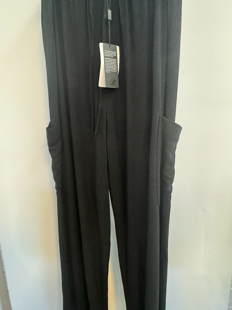 Black Chaser Lee Trouser drawstring, L Waist: 15β18 in (elastic, flat to stretch) Inseam: 29 in Rise: 12 in Total Length: 40 in