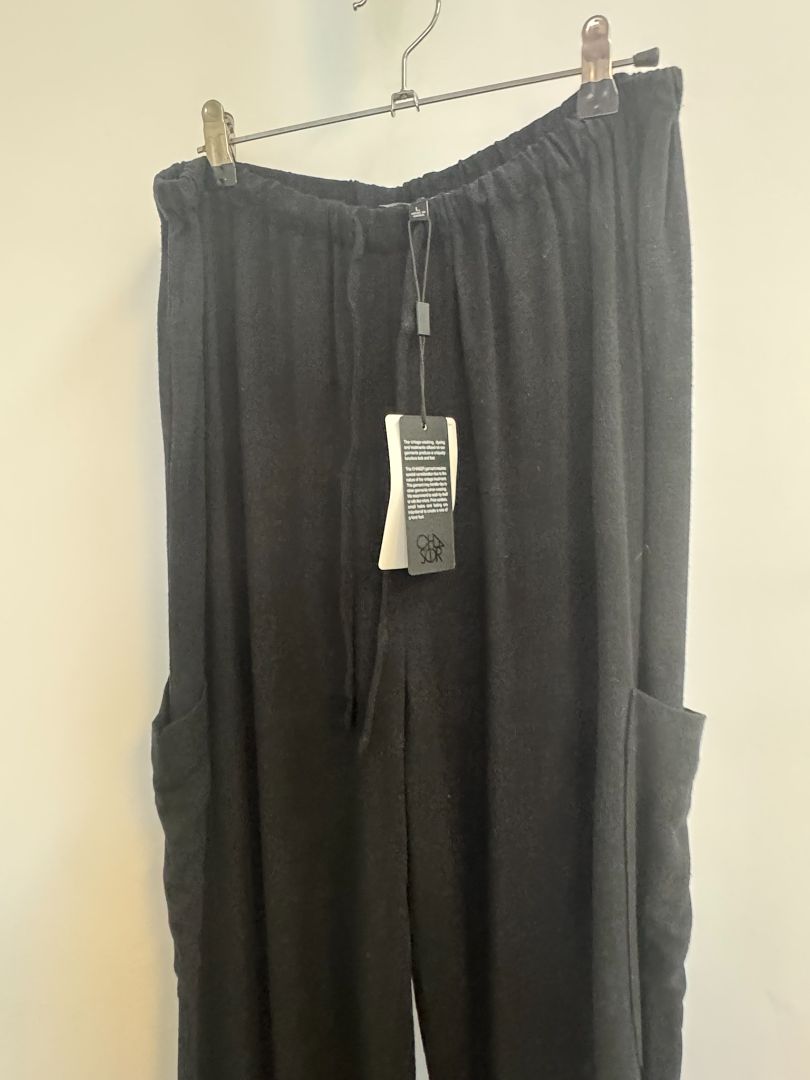 Black Chaser Lee Trouser drawstring, L Waist: 15β18 in (elastic, flat to stretch) Inseam: 29 in Rise: 12 in Total Length: 40 in