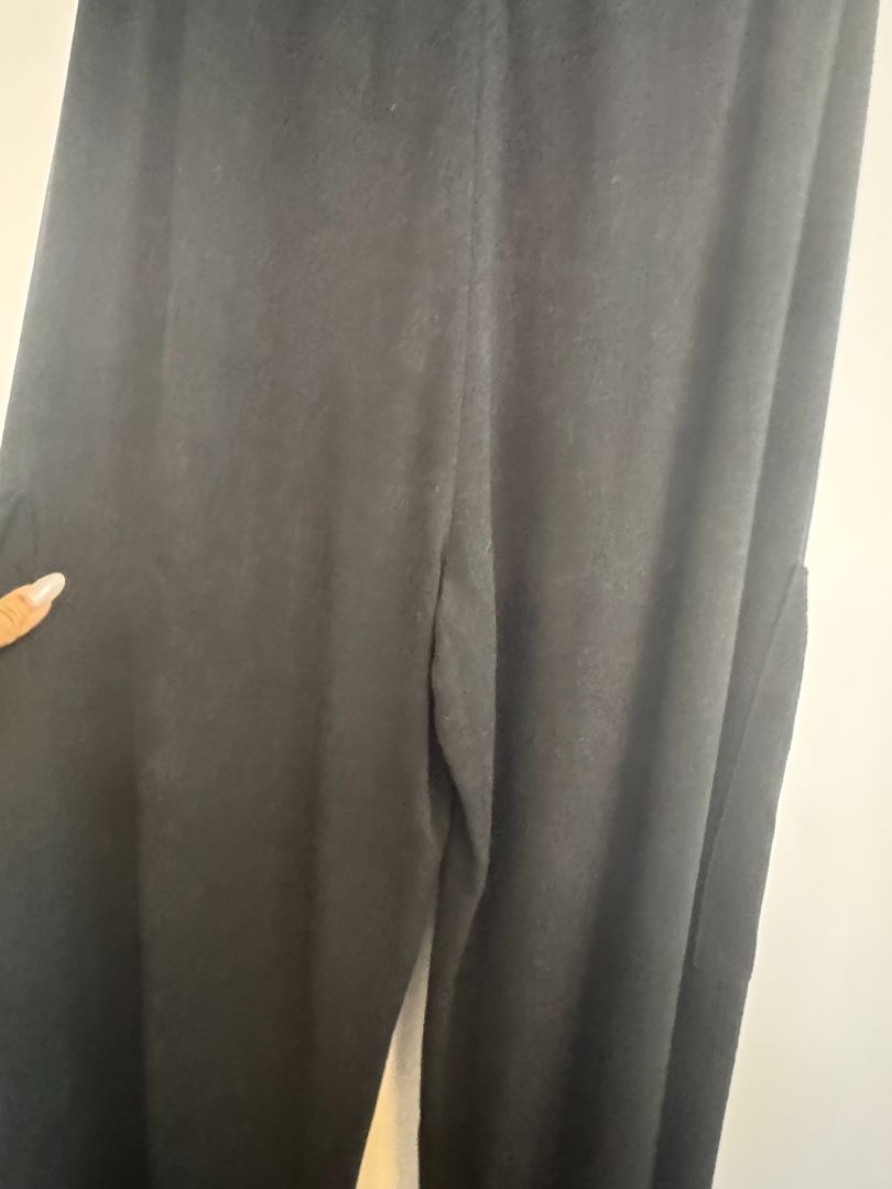 Black Chaser Lee Trouser drawstring, L Waist: 15β18 in (elastic, flat to stretch) Inseam: 29 in Rise: 12 in Total Length: 40 in