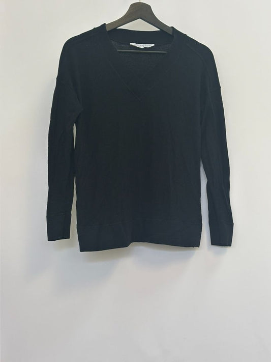 black Everlane cashmere v neck, M