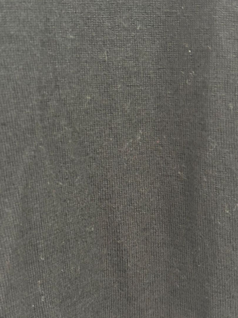 black Everlane cashmere v neck, M