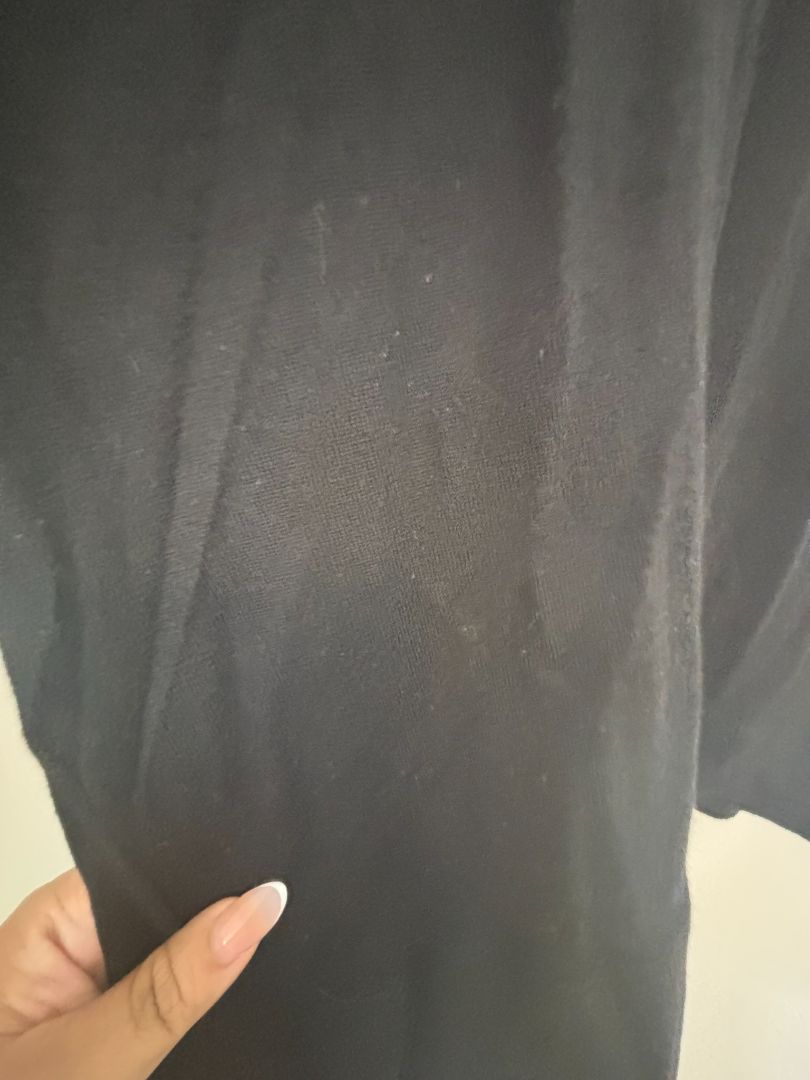 black Everlane cashmere v neck, M