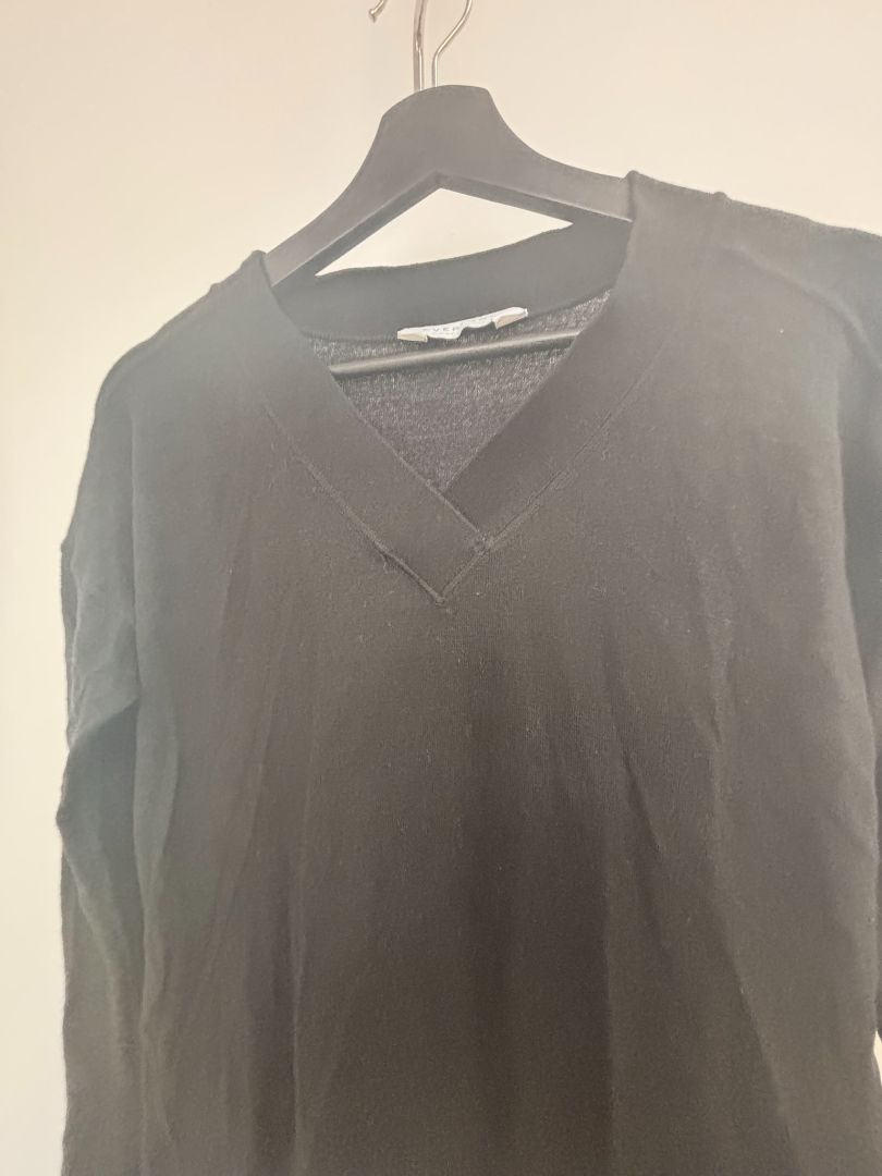 black Everlane cashmere v neck, M
