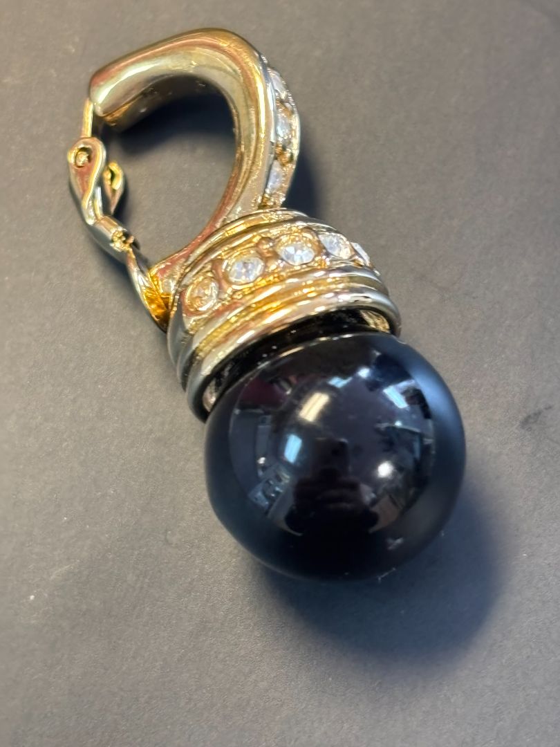 black and gold tone Nolan Miller black stone pendant, 4 cm
