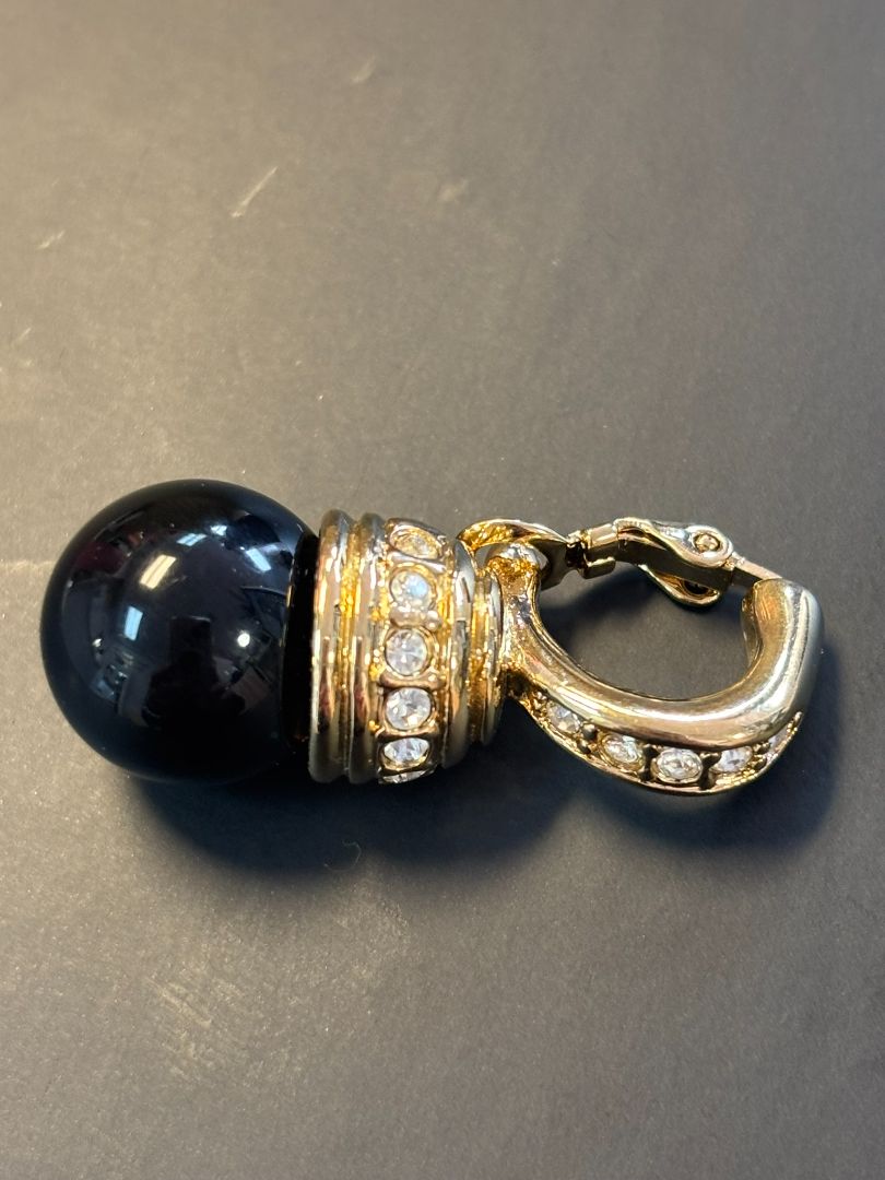 black and gold tone Nolan Miller black stone pendant, 4 cm