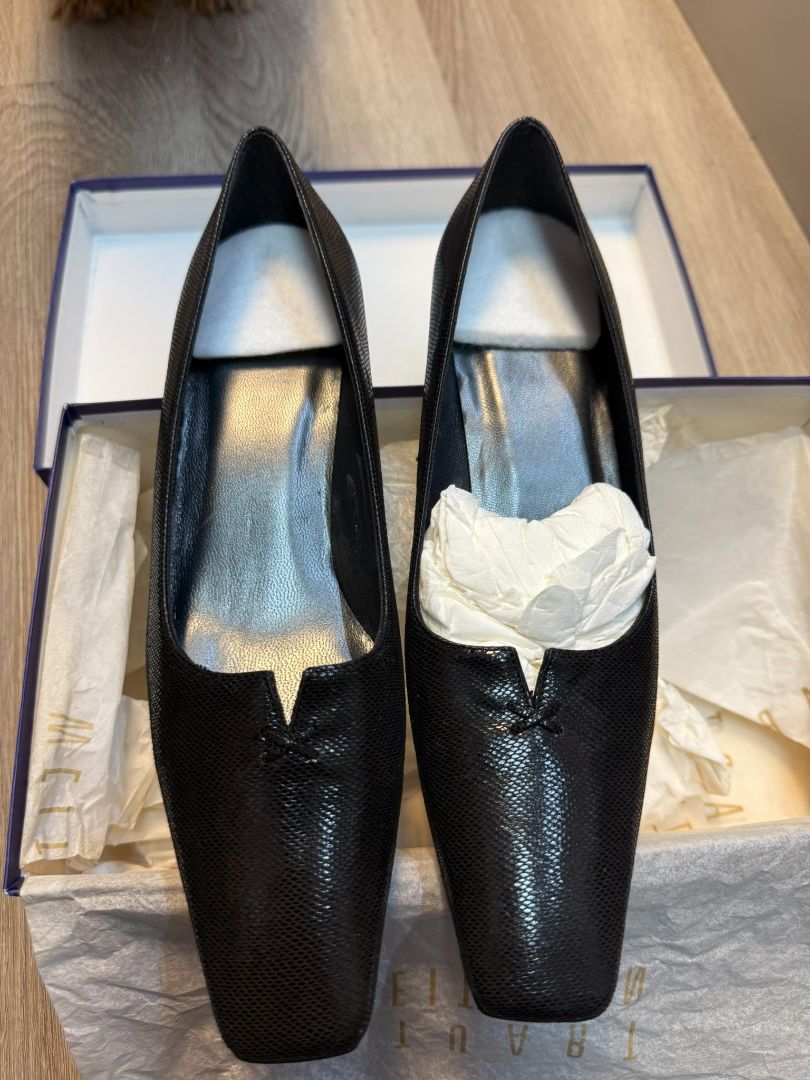 black Stuart Weitzman low heels, 8A