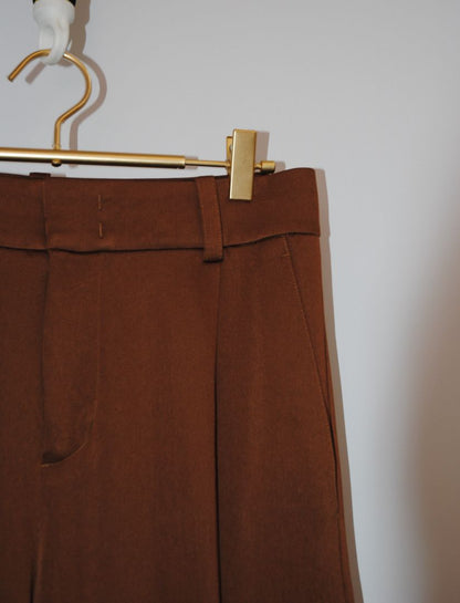 cinnamon Vince Designer pants, APPROXIMATE DIMENSIONS (Estimated size: US 6–8) Waist: 15.5 in (flat) Rise: 11 in Inseam: 31.5 in Outseam: 42 in Leg Opening: 10 in Hips: 20.5 in (flat across)