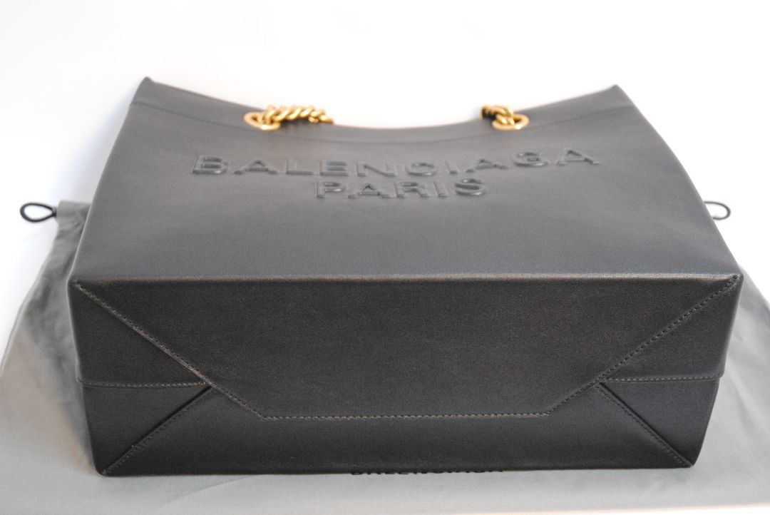 Black Balenciaga Medium Shopping Tote in Black Calfskin Leather with Aged Gold Chain, Length: 13.8 in (35 cm) Height: 11.8 in (30 cm) Depth: 5.5 in (14 cm) Strap Drop: 11 in