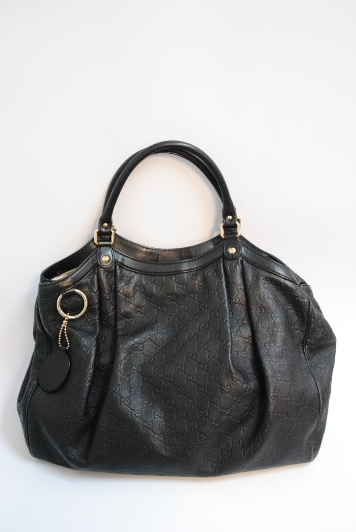 black Gucci Pellham Guccissima, Length: 17 in (43 cm) Height: 12 in (30.5 cm) Depth: 5.5 in (14 cm) Handle Drop: 9 in