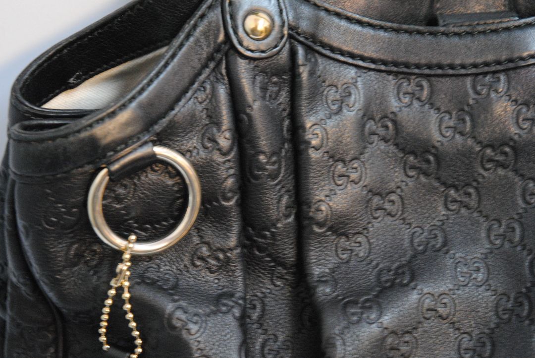 black Gucci Pellham Guccissima, Length: 17 in (43 cm) Height: 12 in (30.5 cm) Depth: 5.5 in (14 cm) Handle Drop: 9 in