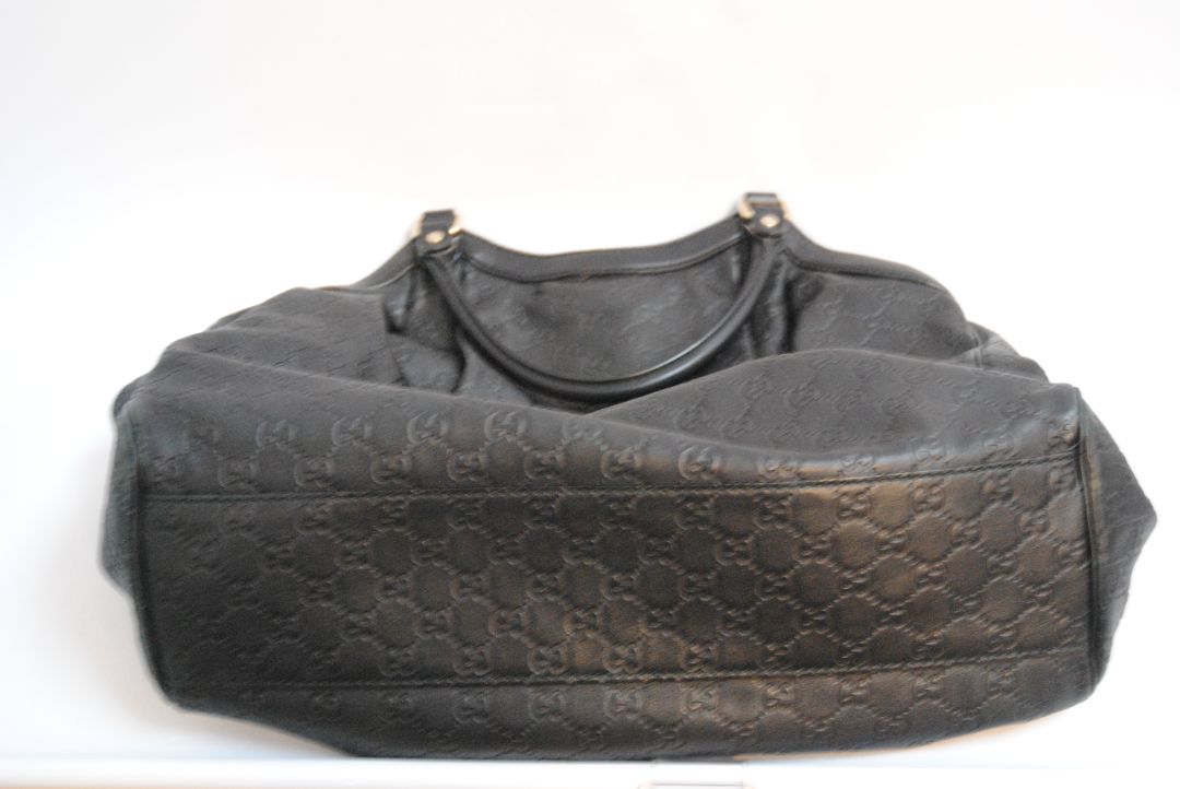 black Gucci Pellham Guccissima, Length: 17 in (43 cm) Height: 12 in (30.5 cm) Depth: 5.5 in (14 cm) Handle Drop: 9 in