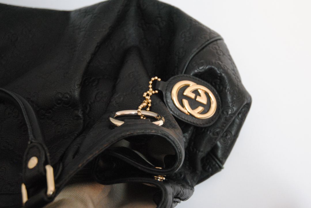 black Gucci Pellham Guccissima, Length: 17 in (43 cm) Height: 12 in (30.5 cm) Depth: 5.5 in (14 cm) Handle Drop: 9 in