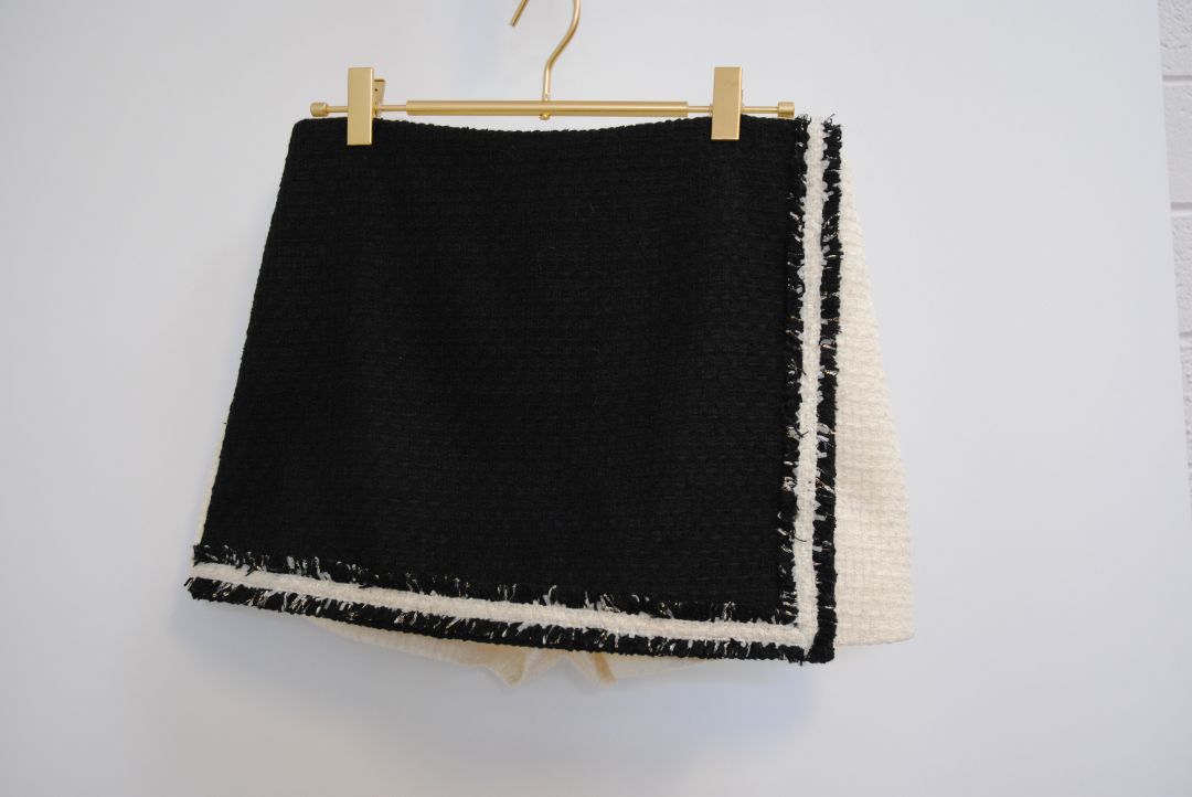 Alice + Olivia skort tweed, Waist (flat): 13.25 in Hip: 17.5 in Length: 15.5 in Fit: Tailored, mid-rise Closure: Hidden back zipper