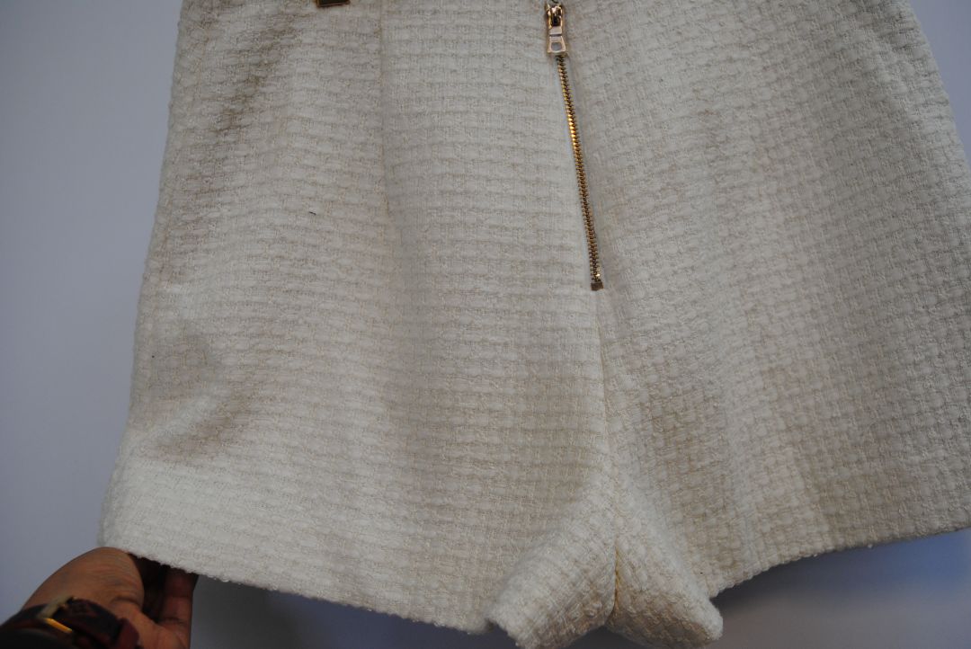 Alice + Olivia skort tweed, Waist (flat): 13.25 in Hip: 17.5 in Length: 15.5 in Fit: Tailored, mid-rise Closure: Hidden back zipper