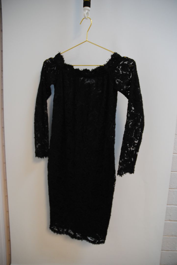 black Dolce & Gabbana floral lace sheath dress, 6Bust: 34–35 in Waist: 28–29 in Hips: 37–38 in Length: 42 in Sleeve Length: 24 in Fit: Body-skimming sheath with slight stretch