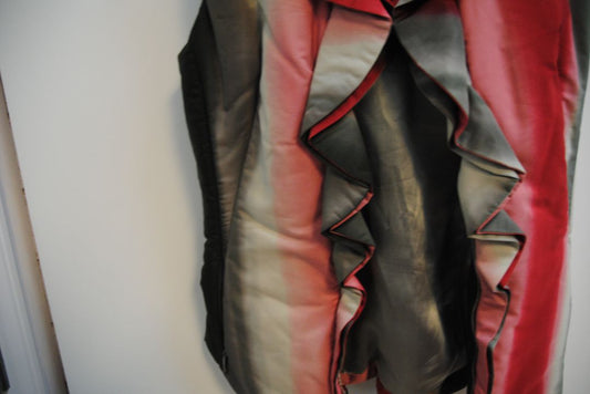 ombre Escada ombre silk vest, Dimensions (Approx. Size 38 / US 6-8)**** Bust: 36 in Waist: 32 in Length: 23 in (shoulder to hem) Fit: Slim, tailored vest style with side zip closures