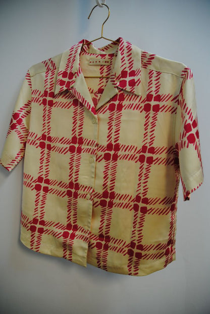 pink and cream Marni x uniqlo camp shirt, Shoulder to Shoulder: 18 in Bust/Chest: 42 in Length: 24.5 in Sleeve Length: 9.5 in Fit: Relaxed camp collar fit, boxy cut